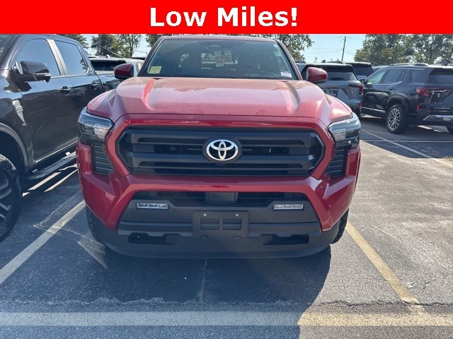 Toyota Tacoma 4WD Vehicle Full-screen Gallery Image 02