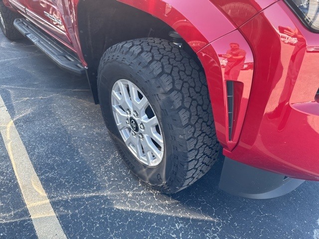 Toyota Tacoma 4WD Vehicle Full-screen Gallery Image 06