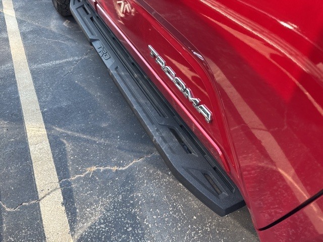 Toyota Tacoma 4WD Vehicle Full-screen Gallery Image 09