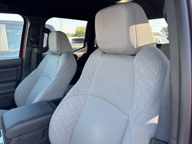 Toyota Tacoma 4WD Vehicle Full-screen Gallery Image 17