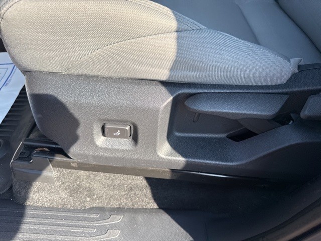 Toyota Tacoma 4WD Vehicle Full-screen Gallery Image 19