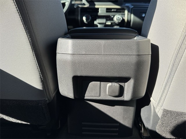 Toyota Tacoma 4WD Vehicle Full-screen Gallery Image 24