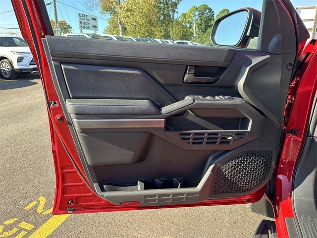 Toyota Tacoma 4WD Vehicle Full-screen Gallery Image 25