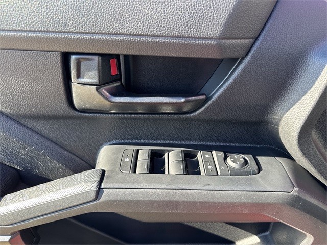 Toyota Tacoma 4WD Vehicle Full-screen Gallery Image 26