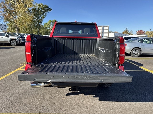 Toyota Tacoma 4WD Vehicle Full-screen Gallery Image 28