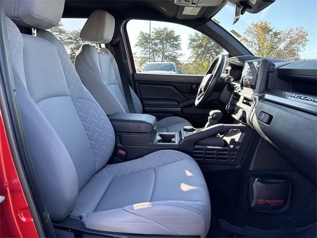 Toyota Tacoma 4WD Vehicle Full-screen Gallery Image 30