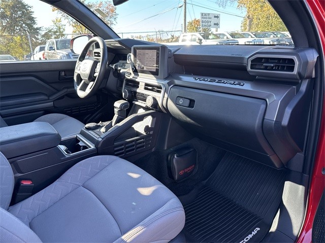 Toyota Tacoma 4WD Vehicle Full-screen Gallery Image 31