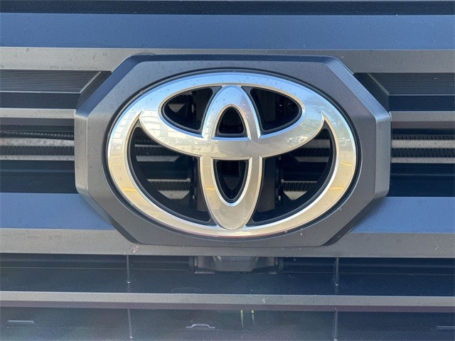 Toyota Tacoma 4WD Vehicle Full-screen Gallery Image 33