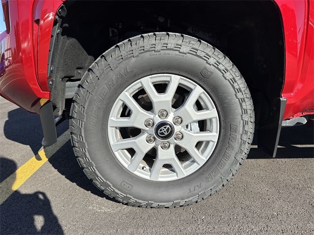 Toyota Tacoma 4WD Vehicle Full-screen Gallery Image 35