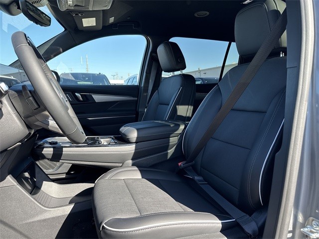 Buick Enclave Vehicle Full-screen Gallery Image 11