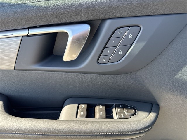 Buick Enclave Vehicle Full-screen Gallery Image 13