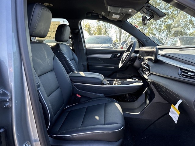 Buick Enclave Vehicle Full-screen Gallery Image 25