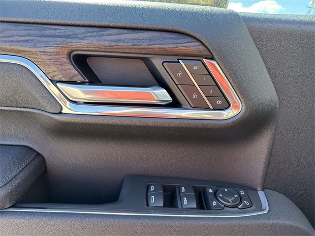 GMC Sierra 1500 Vehicle Full-screen Gallery Image 13