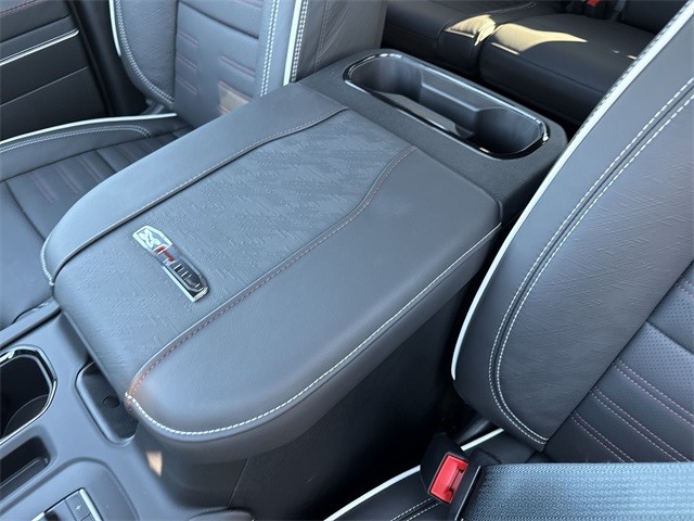 GMC Sierra 2500HD Vehicle Full-screen Gallery Image 21