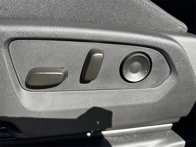 GMC Sierra 1500 Vehicle Full-screen Gallery Image 12