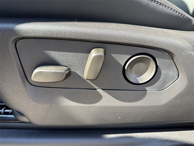 GMC Sierra 1500 Vehicle Full-screen Gallery Image 12