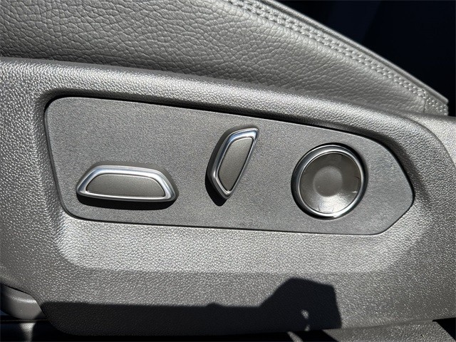 GMC Sierra 2500HD Vehicle Full-screen Gallery Image 12