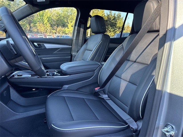 Buick Enclave Vehicle Full-screen Gallery Image 11