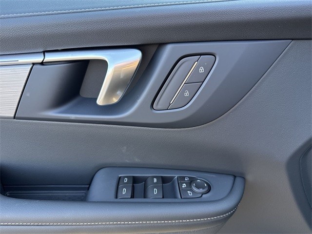 Buick Enclave Vehicle Full-screen Gallery Image 13