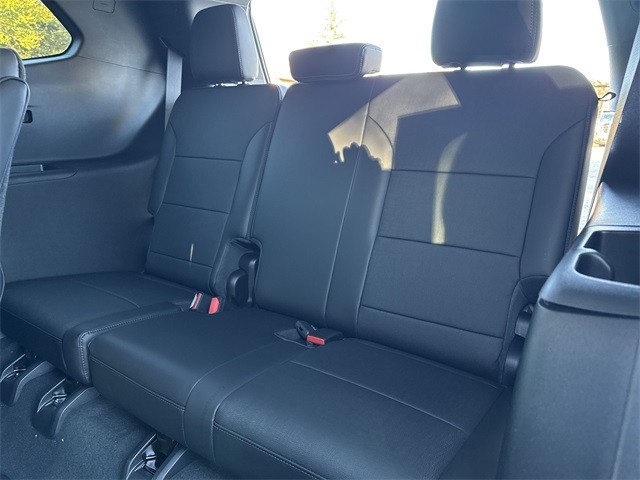 Buick Enclave Vehicle Full-screen Gallery Image 23