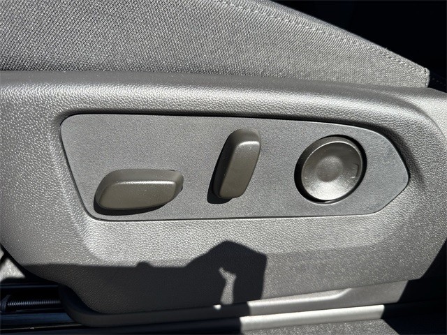 GMC Sierra 1500 Vehicle Full-screen Gallery Image 12