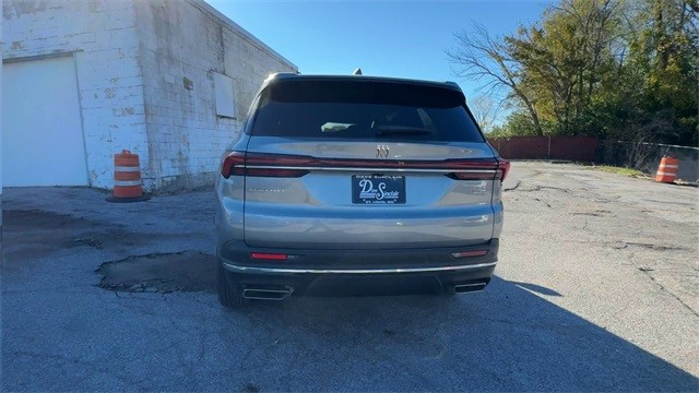 Buick Enclave Vehicle Full-screen Gallery Image 07