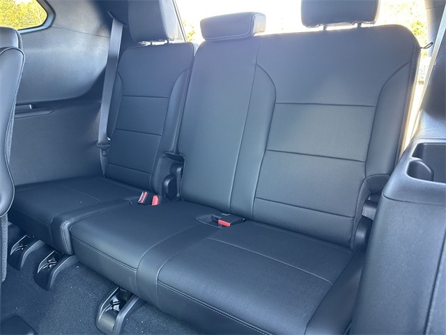 Buick Enclave Vehicle Full-screen Gallery Image 23