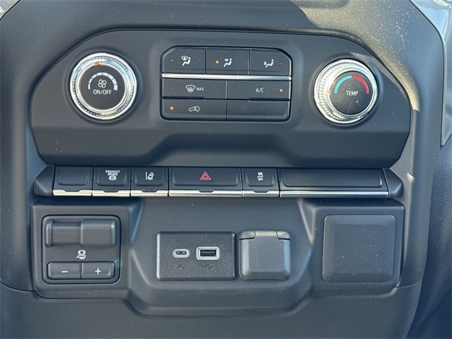 GMC Sierra 3500HD Vehicle Full-screen Gallery Image 18