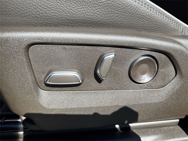 GMC Sierra 1500 Vehicle Full-screen Gallery Image 12