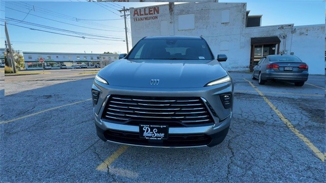 Buick Enclave Vehicle Full-screen Gallery Image 03