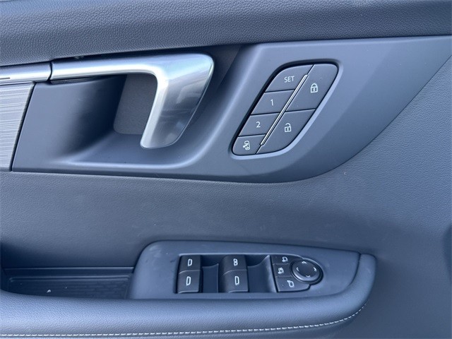 Buick Enclave Vehicle Full-screen Gallery Image 13
