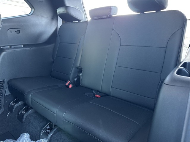 Buick Enclave Vehicle Full-screen Gallery Image 23