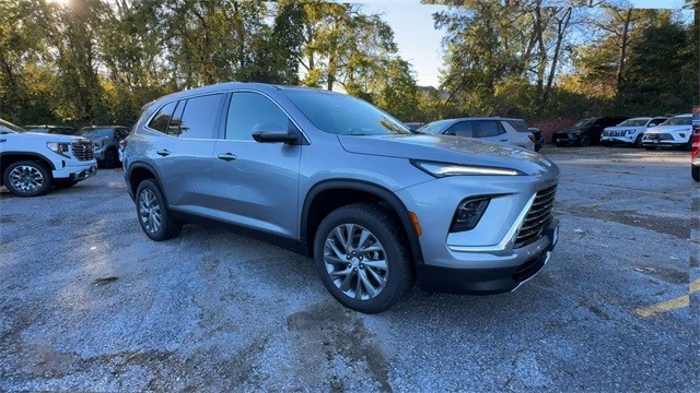 Buick Enclave Vehicle Full-screen Gallery Image 02