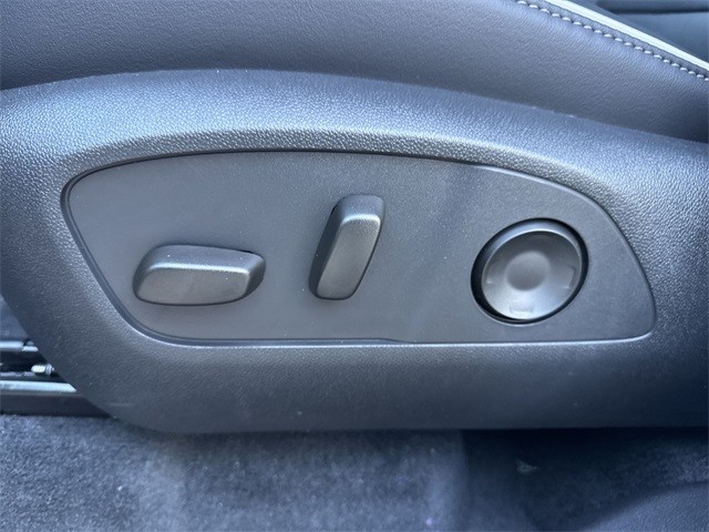 Buick Enclave Vehicle Full-screen Gallery Image 12