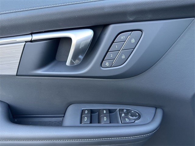Buick Enclave Vehicle Full-screen Gallery Image 13