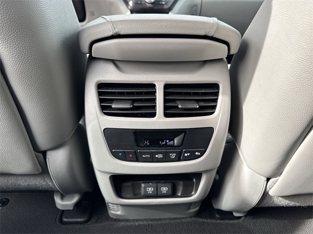 Acura MDX Vehicle Full-screen Gallery Image 26