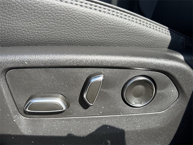 GMC Sierra 1500 Vehicle Full-screen Gallery Image 12