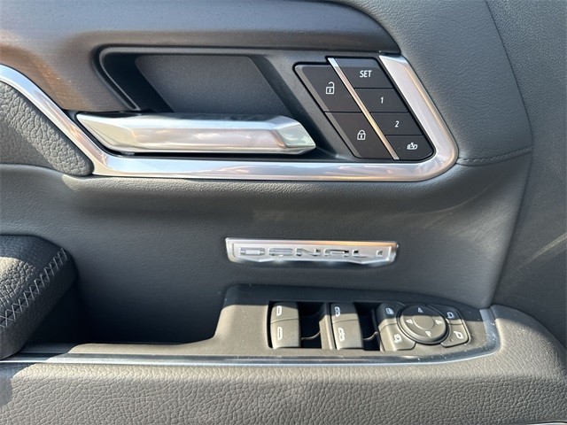 GMC Sierra 1500 Vehicle Full-screen Gallery Image 13