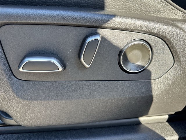 GMC Sierra 1500 Vehicle Full-screen Gallery Image 12