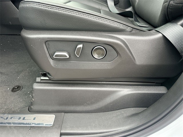 GMC Sierra 1500 Vehicle Full-screen Gallery Image 12