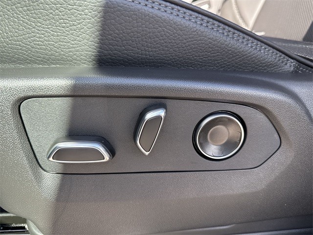 GMC Sierra 1500 Vehicle Full-screen Gallery Image 12