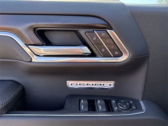 GMC Sierra 1500 Vehicle Full-screen Gallery Image 13