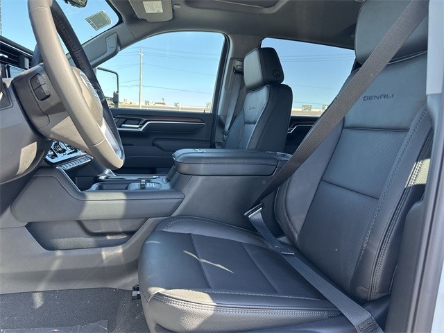 GMC Sierra 2500HD Vehicle Full-screen Gallery Image 11