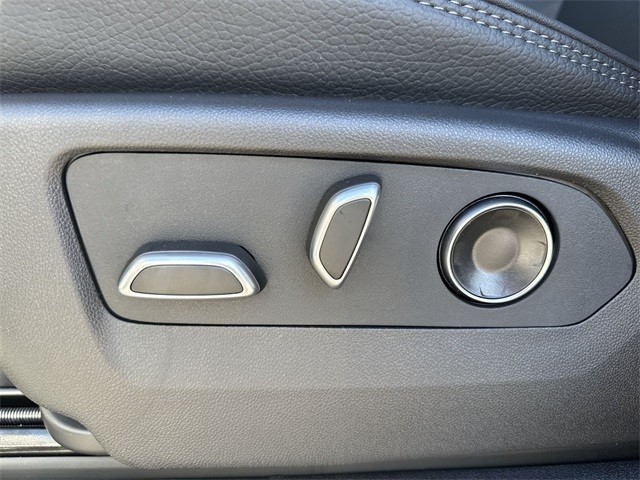 GMC Sierra 2500HD Vehicle Full-screen Gallery Image 12