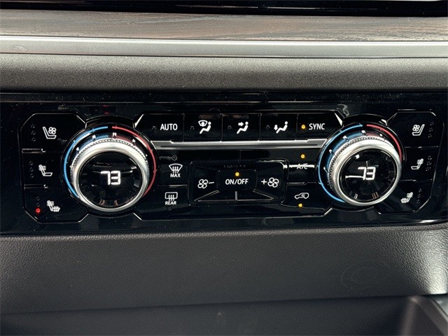 GMC Sierra 1500 Vehicle Full-screen Gallery Image 19