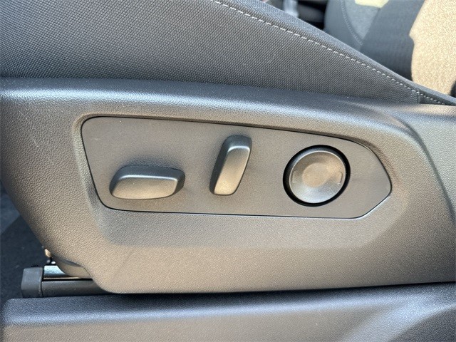 GMC Sierra 1500 Vehicle Full-screen Gallery Image 12