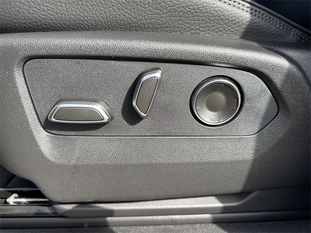 GMC Sierra 1500 Vehicle Full-screen Gallery Image 12