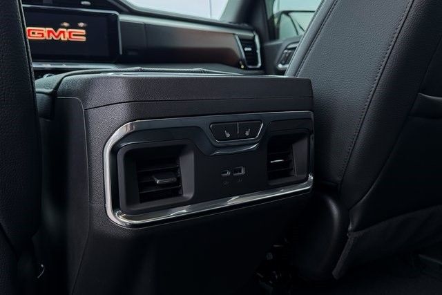 GMC Sierra 1500 Vehicle Full-screen Gallery Image 36