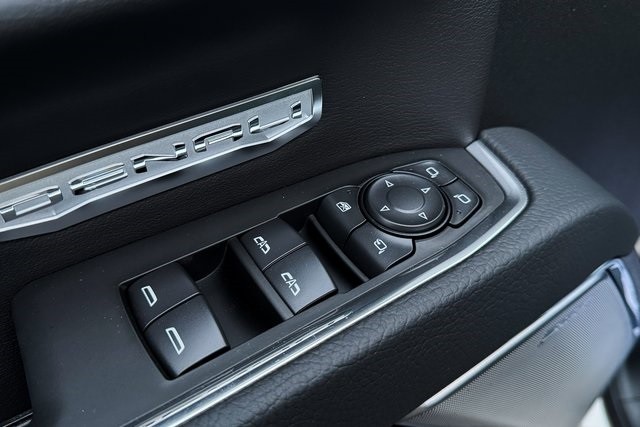 GMC Sierra 1500 Vehicle Full-screen Gallery Image 39