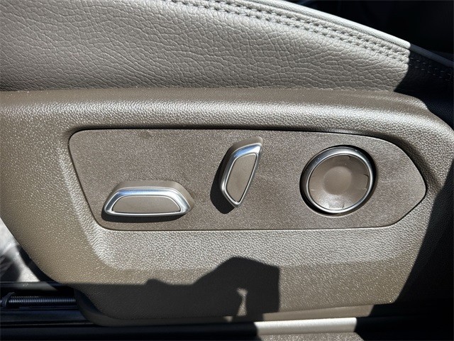 GMC Sierra 1500 Vehicle Full-screen Gallery Image 12